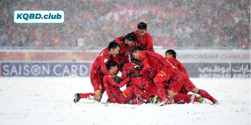 Yếu tố sân bãi và thời tiết ảnh hưởng thế nào đến tỷ lệ kèo?